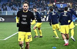 Hakan Çalhanoğlu, ’Türkiye için dua et’ yazılı...