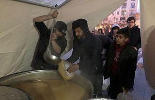 Hakkari ekibi deprem bölgesinde yemek dağıtımına...