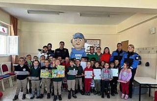 Hakkari polisi çocuklara unutulmaz bir gün yaşattı