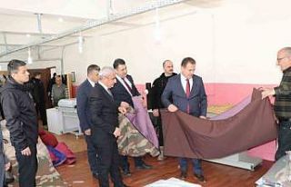 Hakkari’de depremzedeler için uyku tulumu üretiliyor