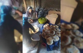 Hakkarili kadınlar pişirdikleri ekmekleri deprem...