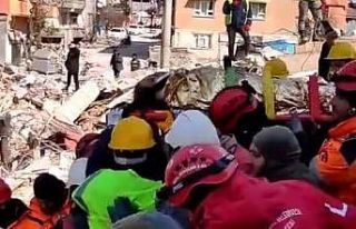 Hamile kadın 129 saat sonra enkazdan çıkartıldı