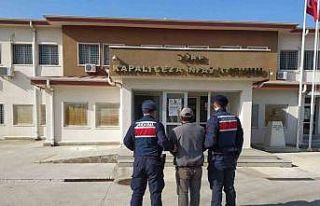 Hapiste olmaları gerekirken sokakta dolaşan 2 kişi...