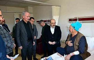 Hastanelerde tedavi gören depremzedelere moral verdiler