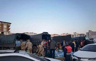 Hatay İl Jandarma Komutanlığı ekipleri depremzedelere...