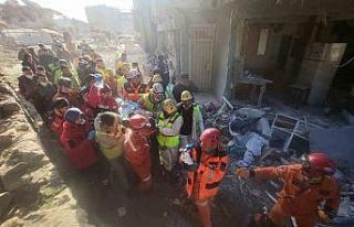 Hatay’da bir kadın ve iki çocuk 228. saatte sağ...