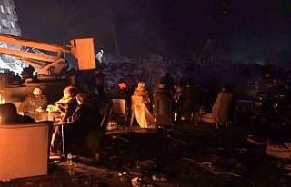 Hatay’da depremzedeler dondurucu soğukta geceyi...
