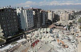 Hatay’da enkaz kaldırma çalışmaları havadan...