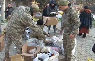 Hatay’da Mehmetçik, bölgeye gelen yardımları...