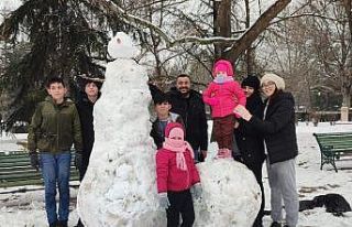 Herkes boyuna göre kardan adam yaptı