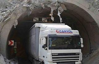 Heyelan nedeniyle kapanan Artvin-Erzurum karayolu...