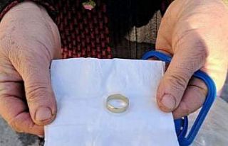 Hisarcıklı köylü kadın parmağındaki yüzüğü...