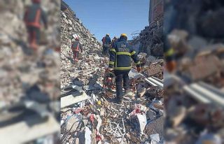 Iğdır itfaiyesi deprem bölgesinde çalışmalarına...
