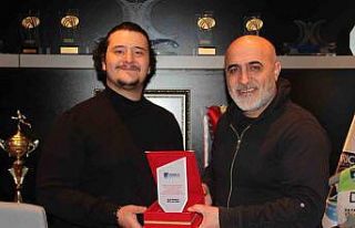 İHA muhabirine teşekkür plaketi