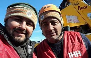 İHH Özalp gönüllüleri 8 kişiyi enkaz altından...