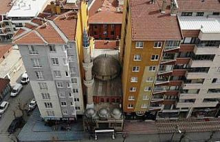 İki apartmanın arasında sıkışıp kalan cami...