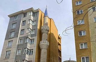 İki apartmanın arasında sıkışıp kalan cami...