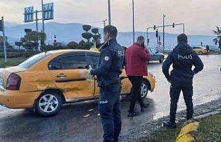 İki araç kavşakta çarpıştı