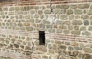 İki büyük deprem, 5 asırlık tarihi hanın duvarını...