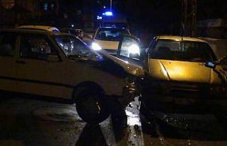 İki otomobil çarpıştı: 1 yaralı