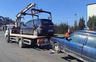 İki otomobil Potbaşı kavşağında çarpıştı