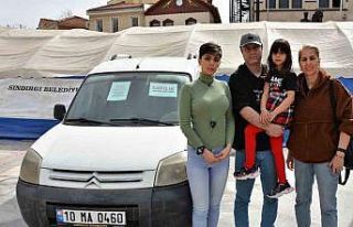 İranlı aile depremzedeler için arabasını satışa...