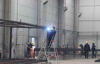 İşçiler depremzedeler için mesaide