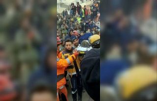 İsrail arama kurtarma ekibi 102 saat sonra bir vatandaşı...