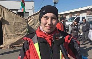 İtfaiyeci kadınlar enkazda iş başında