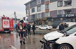 İtfaiyeye çarpan aracı sırtlarında tüplerle...