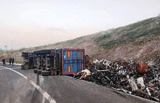 İzmir’de kontrolden çıkan hurda yüklü çekici...