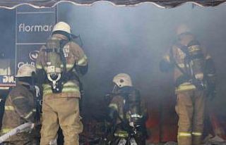 İzmir’de kozmetik mağazası deposunda yangın:...