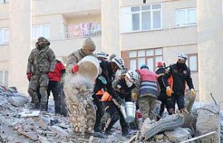 Jandarma termal kameralar ile enkazda arama yapıyor