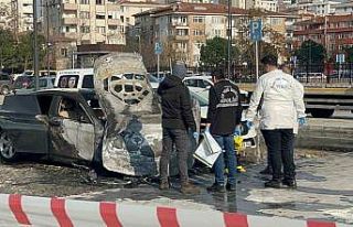 Kadiköy’de hastane otoparkında otomobil alev alev...