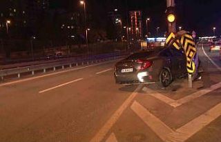 Kadıköy’de otomobil bariyere ok gibi saplandı:...