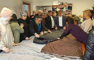 Kadınlar depremzedeler için uyku tulumu dikiyor
