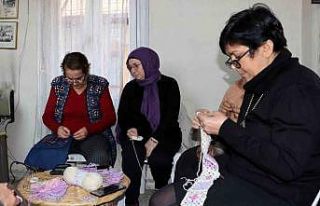 Kadınlar eski kumaşları, yeni ürünlere dönüştürüyor