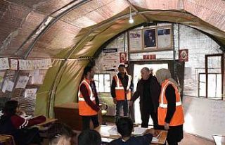 Kahramanmaraş’taki çadır kentlerde sınav öğrencileri...