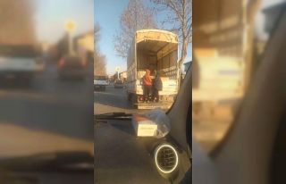 Kamyonet arkasına asılan çocukların tehlikeli...