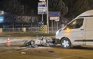 Kamyonet ile motosiklet çarpıştı: 1’i ağır...
