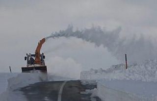 Kar kalınlığının 5 metreyi bulduğu yolda zorlu...