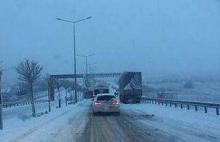 Kar yağışı nedeniyle araçlar yolda güçlükle...
