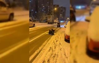 Kar yağışı sonrası eğlenceli anlar: Motosiklete...