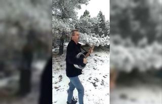 Kar yağışını cümbüş çalarak şarkıyla karşıladılar