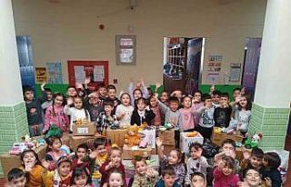 Karamanlı çocuklar depremzede akranlarına oyuncaklarını...