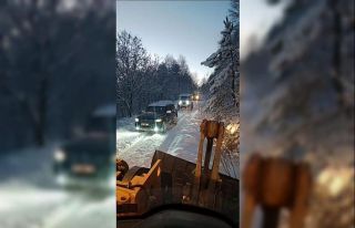 Karda mahsur kalan 10 araç iş makineleriyle kurtarıldı