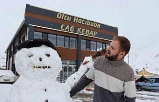 Kardan adam, iş yerine gelenleri cağ kebabı ile...