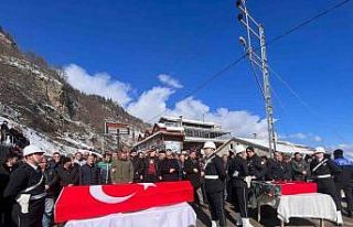 Kardeşi, yengesi ve yeğenini enkaz altından çıkartan...