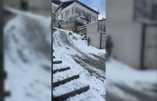 Karın yağdığını gören çocuklar, sokaklara...