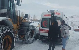 Karla mücadele ekipleri ambulans için yol açtı